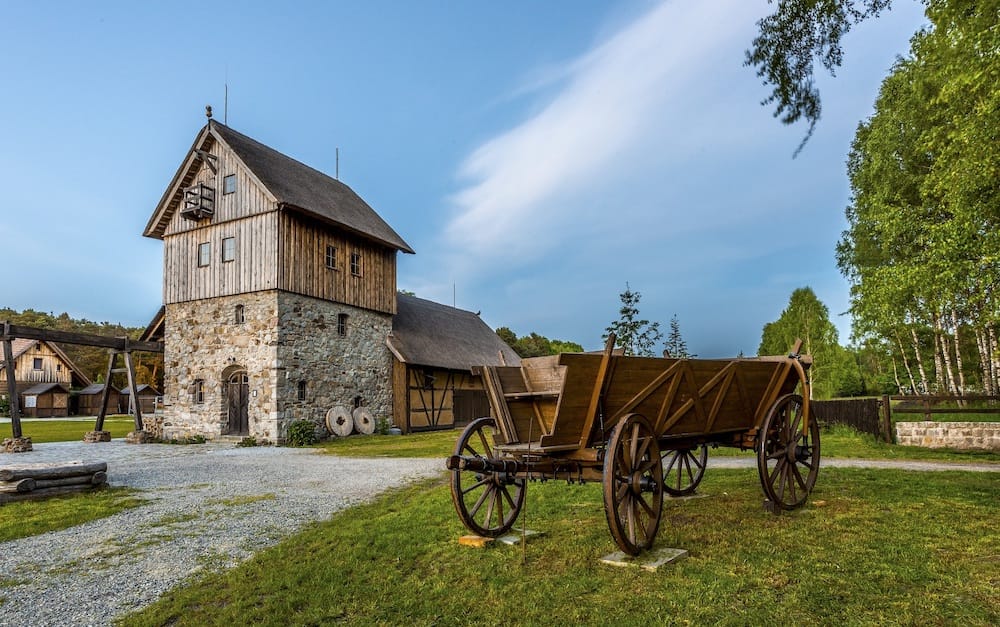 Das Gelände der Krabat Mühle in Sachsen mit Kindern © Daniel Reiche