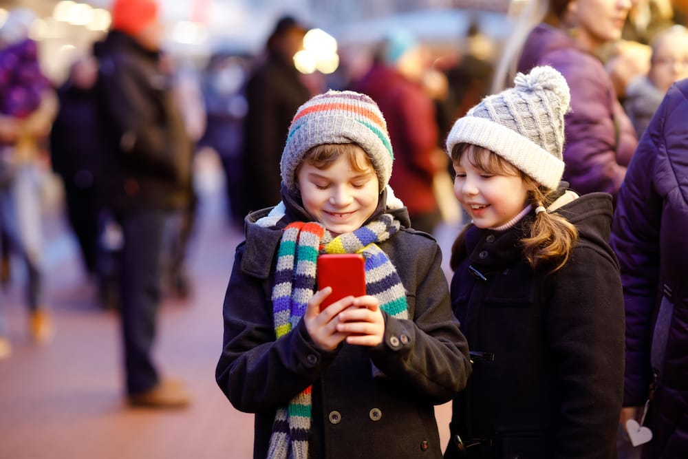 Ausflug und Unternehmung in der Weihnachtszeit als Familie