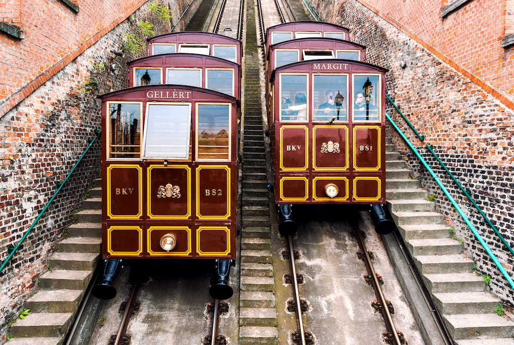 Fahrt mit der Burg-Standseilbahn in Budapest mit Kindern