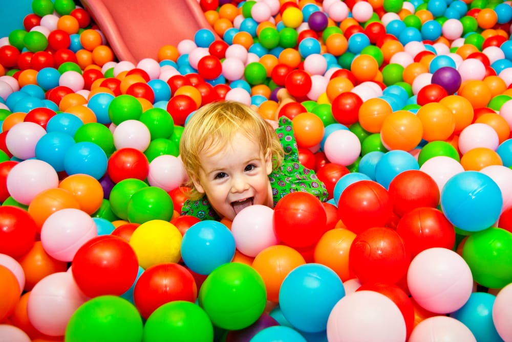 Kind hat Spaß im Bällebad von einem Indoorspielplatz