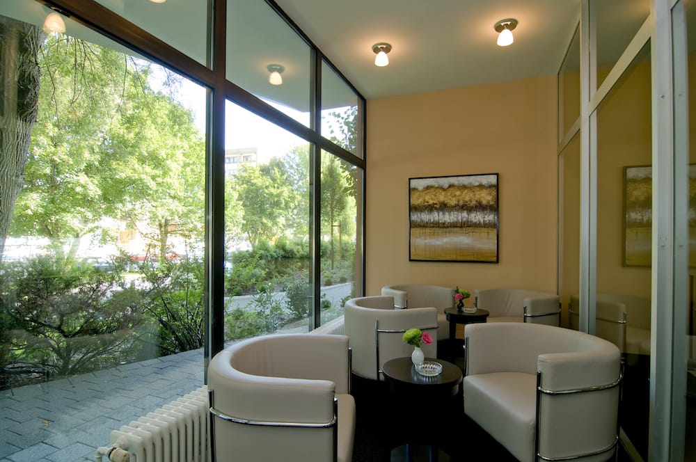Sitzecke im ACHAT München einem familienfreundlichen Hotel