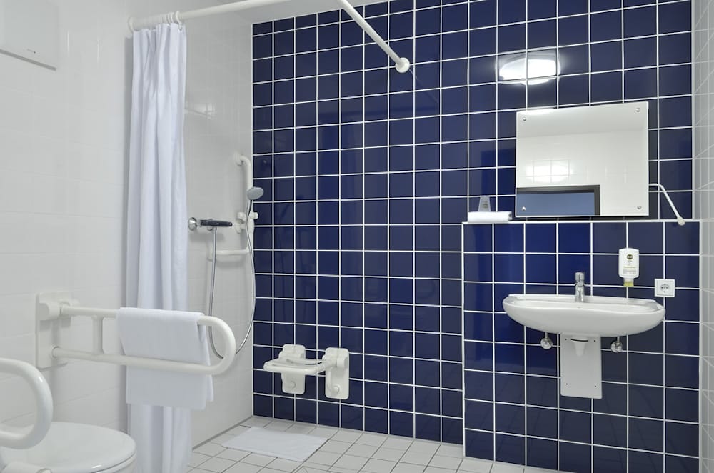 Barrierefreies Bad im Zimmer vom B&B Hotel Dresden