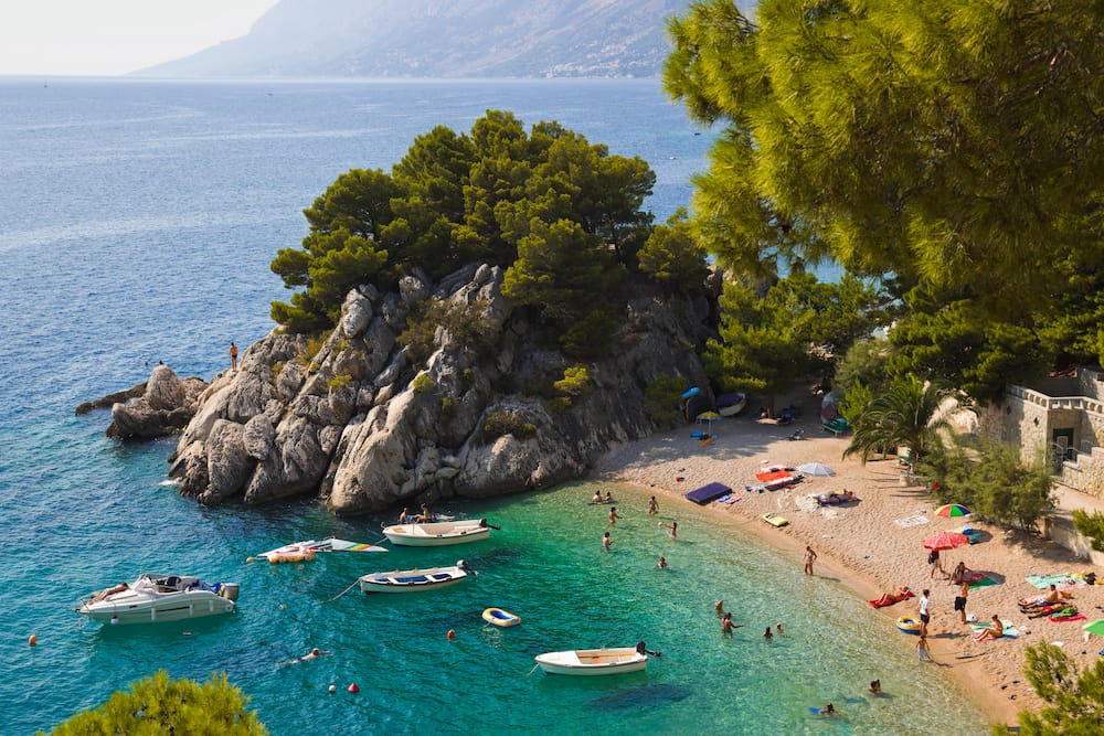Die Bucht in Brela in Dalmatien in Kroatien ein Urlaubsziel mit Kindern