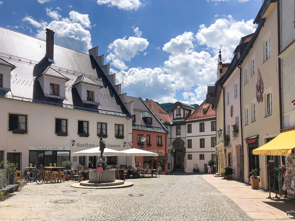 Spaziergang durch die Altstadt in Füssen mit Kindern im Allgäu