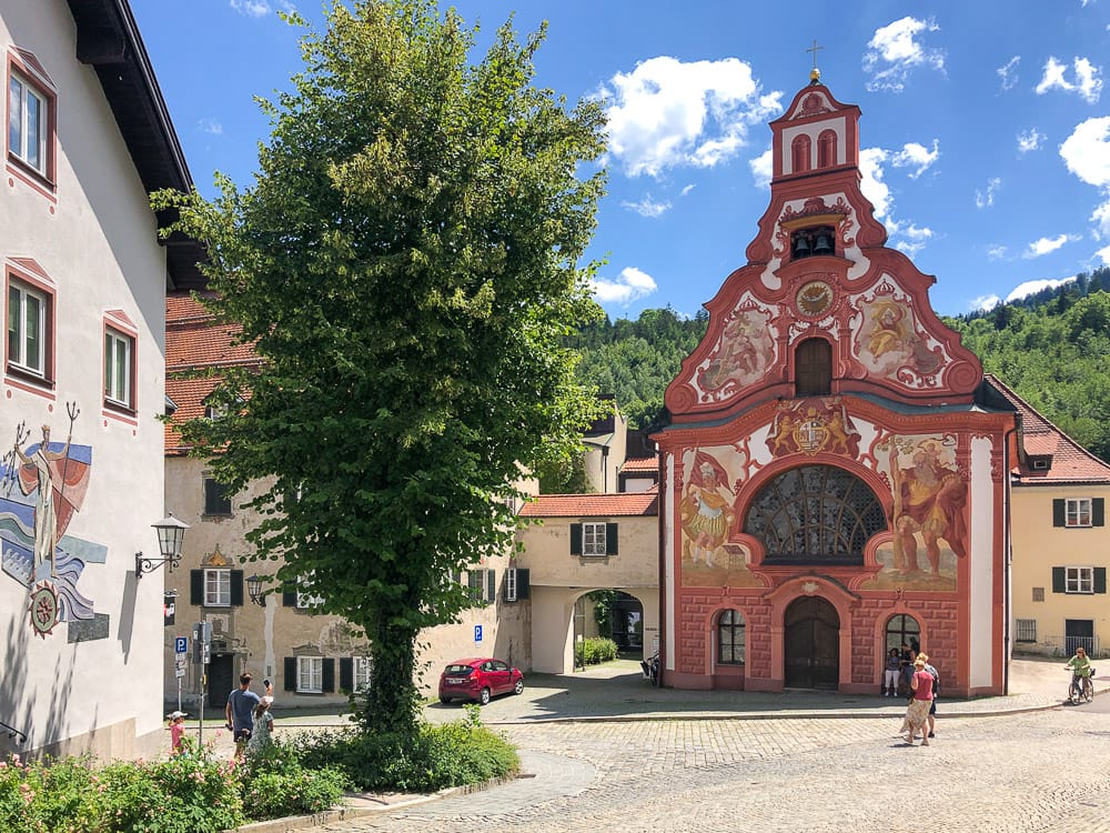 Heilig-Geist Spitalkirche in Füssen beim Ausflug im Allgäu mit Kindern