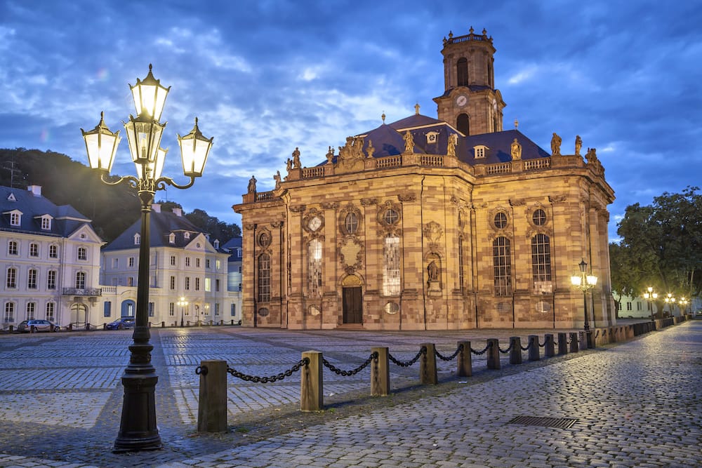 Ludwigskirche in Saarbrücken mit Kindern im Saarland