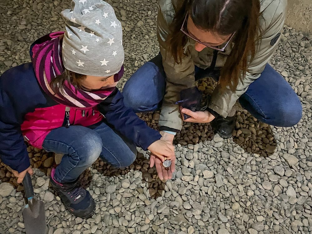 In der Erlebniswelt Edelsteine suchen mit Kindern