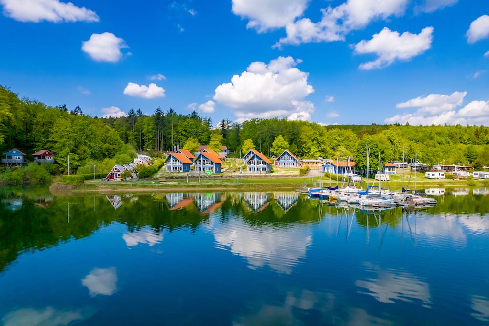 Am Sorpesee der Nordic Ferienpark NRW