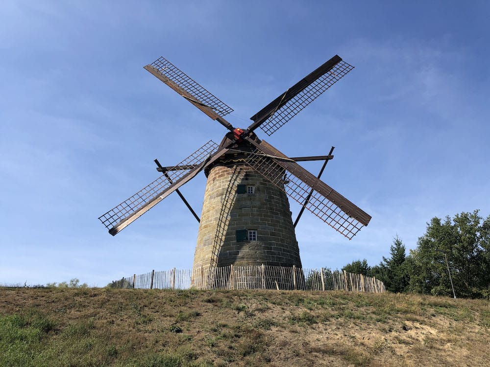 Windmühle in Uelsen nahe einem Nordsee-Ferienpark