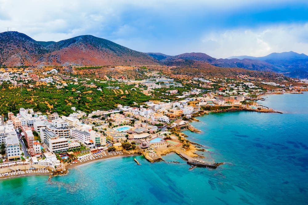 Blick auf Hersonissos beim Urlaub auf Kreta mit Kindern