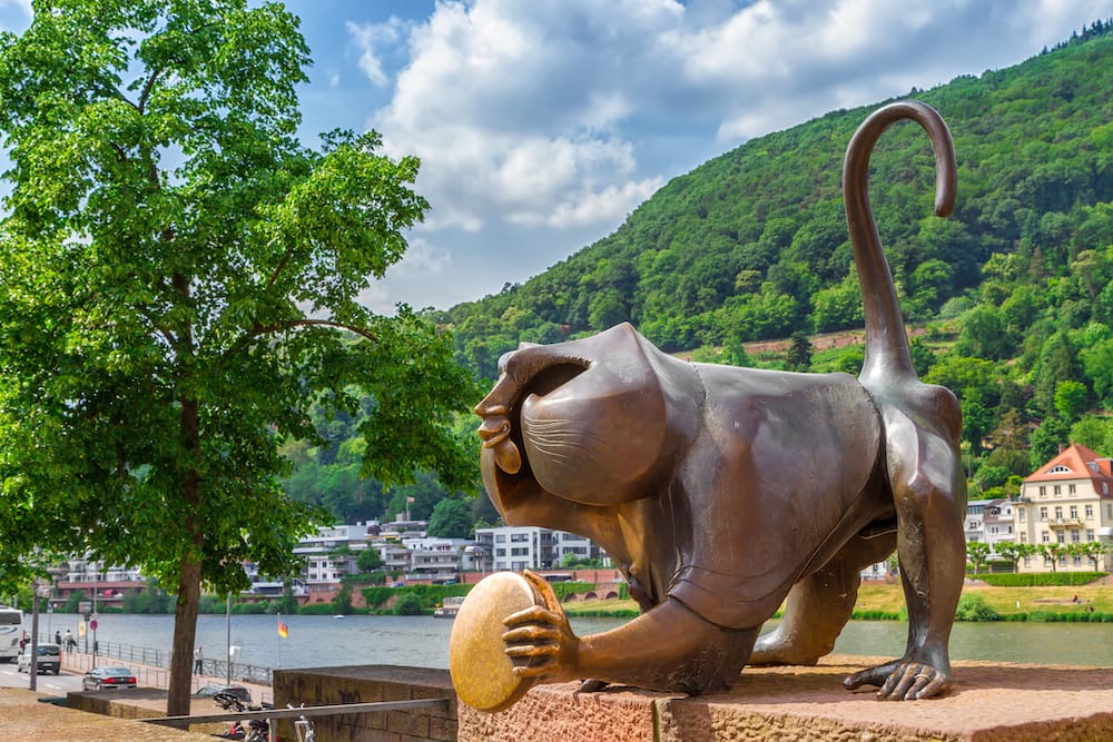 Besuch der Bronzeskulptur eines Affen auf der Alten Brücke in Heidelberg mit Kindern