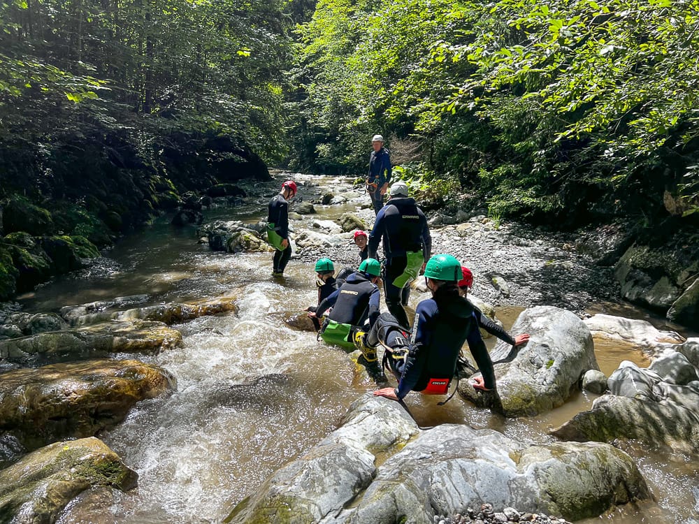 Eine Gruppe beim Canyoning mit Kindern