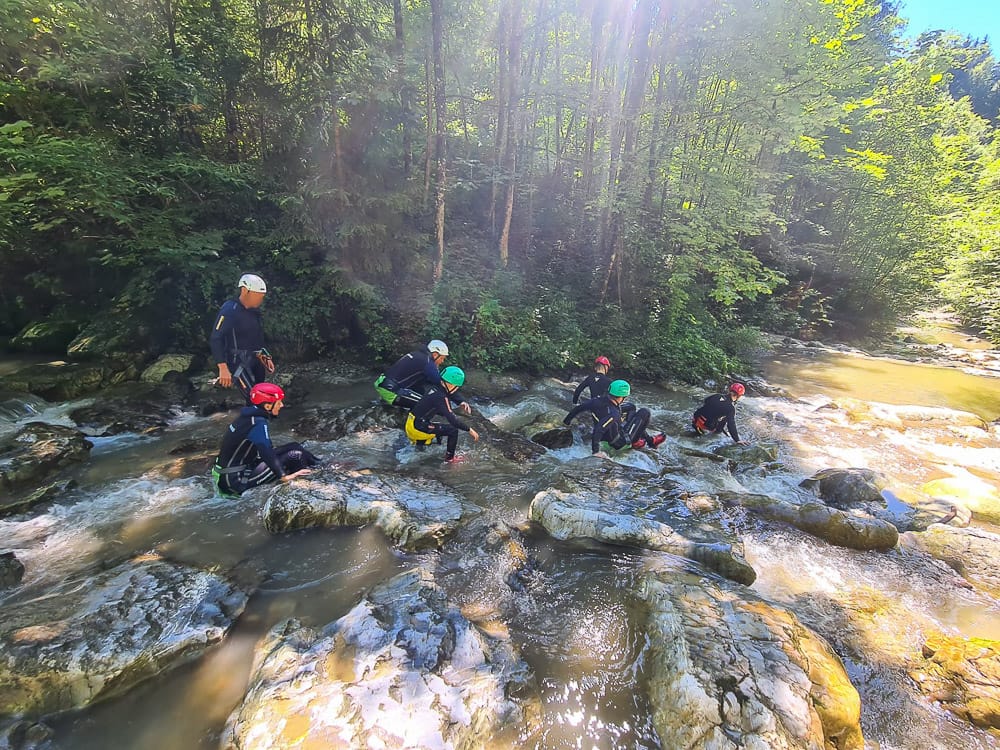 Kinder auf einer Canyoning-Tour in Österreich