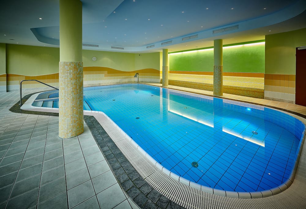 Pool im Hotel Herzog Heinrich für einen Skiurlaub in Deutschland mit Kindern