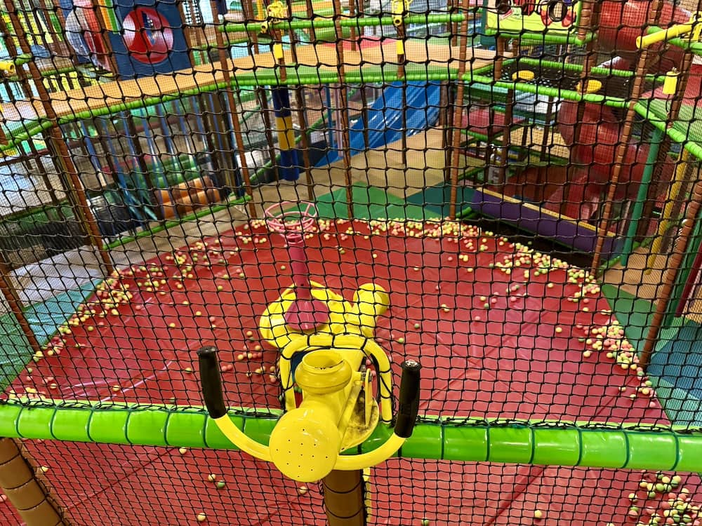 Klettern in der Fun-Arena, einem Indoorspielplatz in Schleswig-Holstein