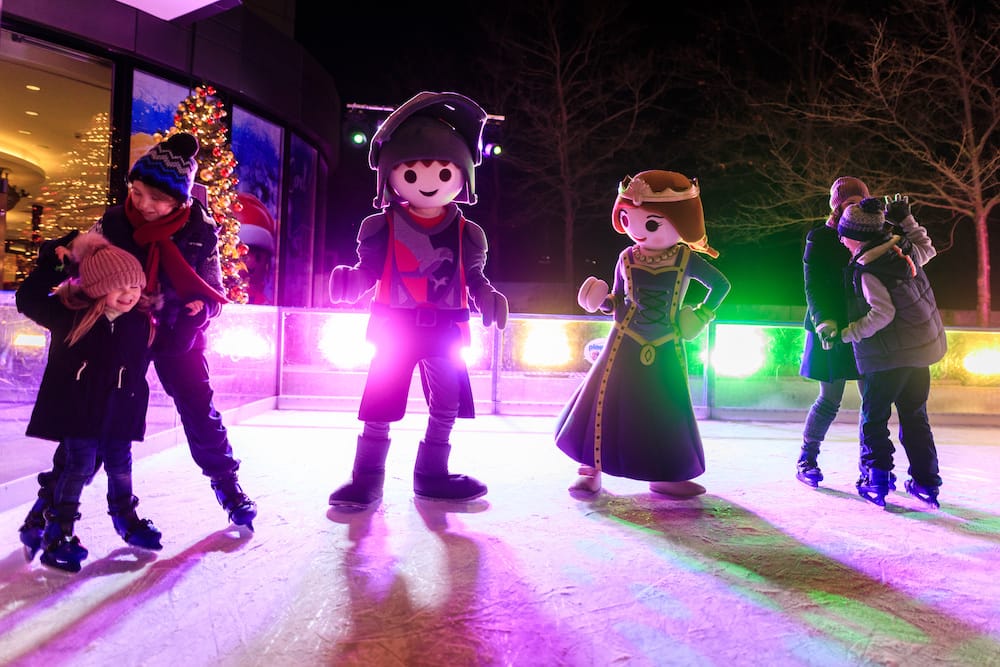 Playmobil-Funpark mit Eisbahn ein Freizeitpark im Winter