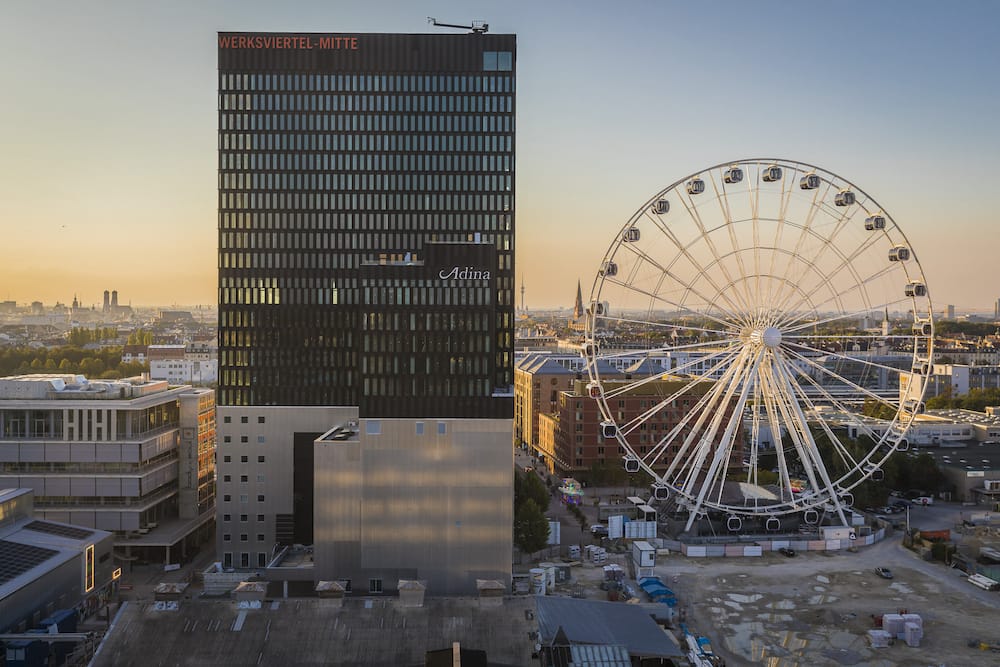 Umadum Riesenrad neben dem Adina Hotel Munich einem Familienhotel in München