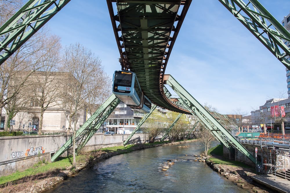 Fahrt mit der Wuppertaler Schwebebahn im Bergischen Land mit Kindern