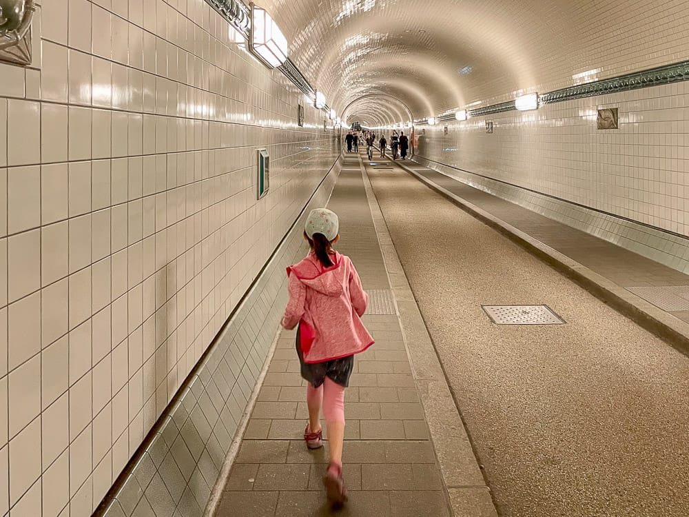 Spaziergang durch den alten Elbtunnel in Hamburg eine kostenlose Aktivität