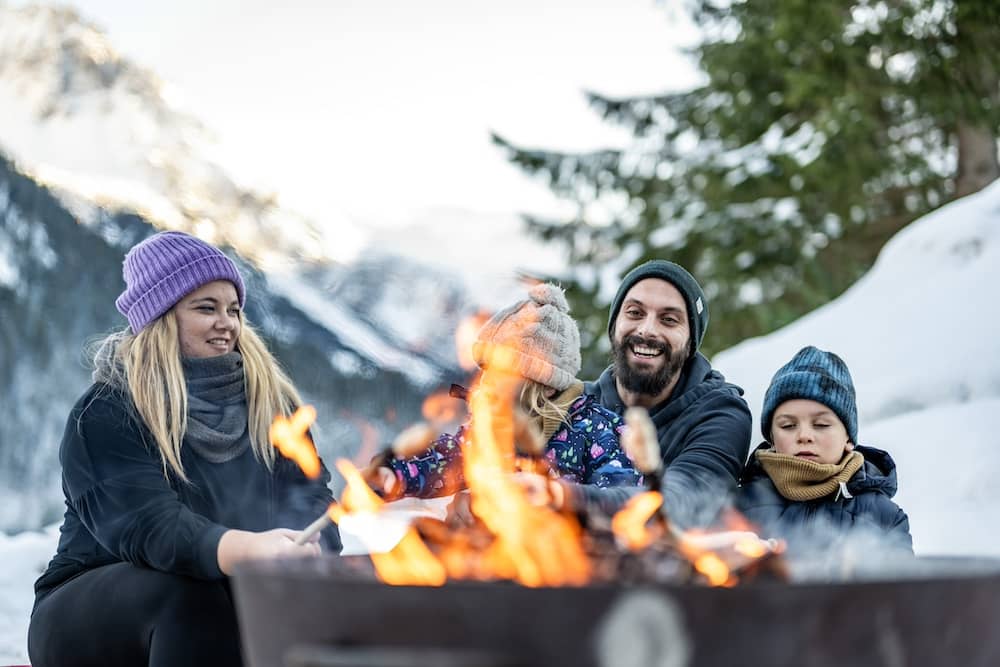 Stockbrot im Kleinwalsertaler Rosenhof in Österreich im Winter