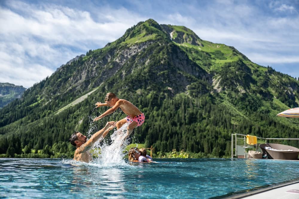 Schwimmen im Kleinwalsertaler Rosenhof einem Familienhotel in Österreich mit Pool