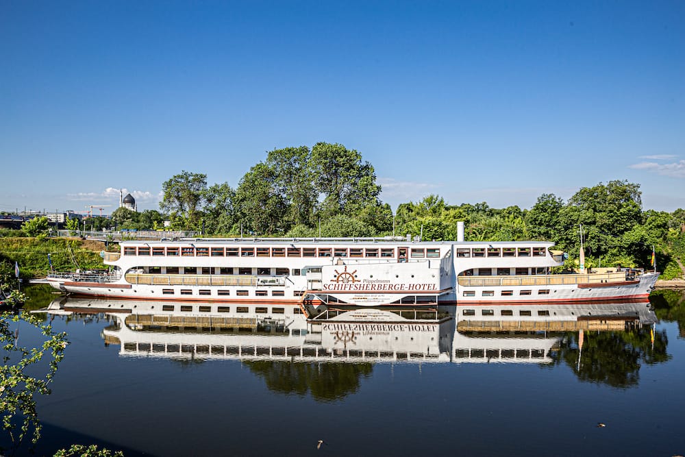 Außenansicht der Schiffsherberge Pöppelmann in Dresden