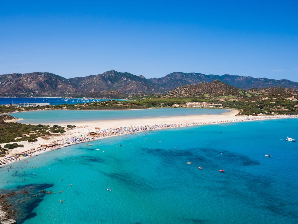 Der Spiaggia di Porto Giunco ist einer der schönsten Strände Sardiniens für Familein