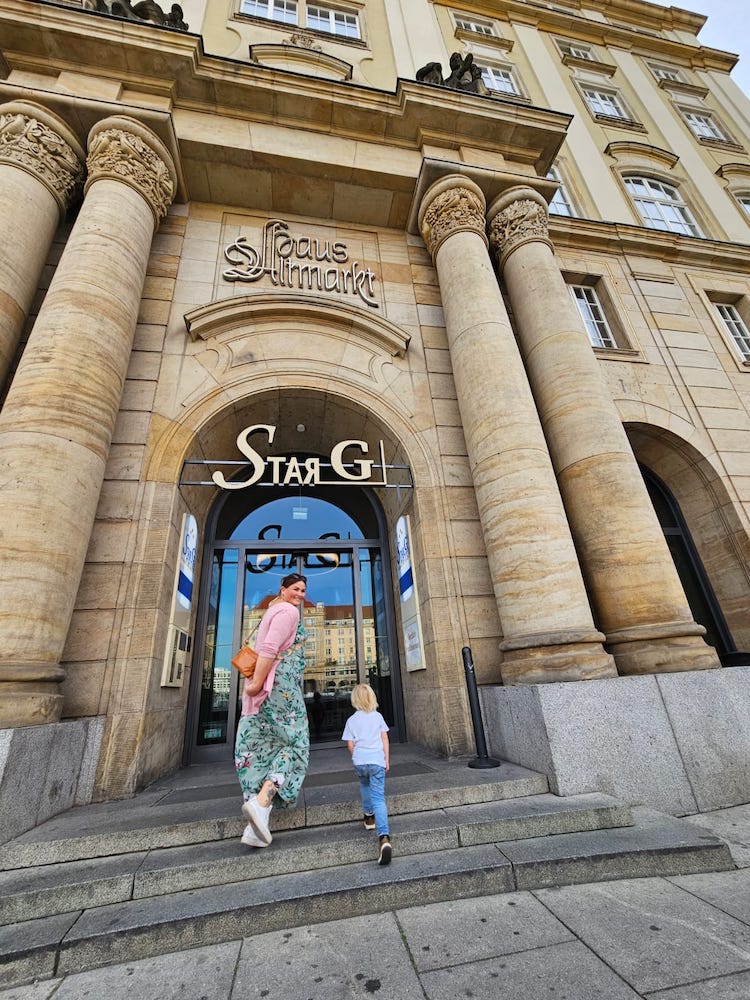 Eingang vom Star G Hotel Dresden mit der Familie