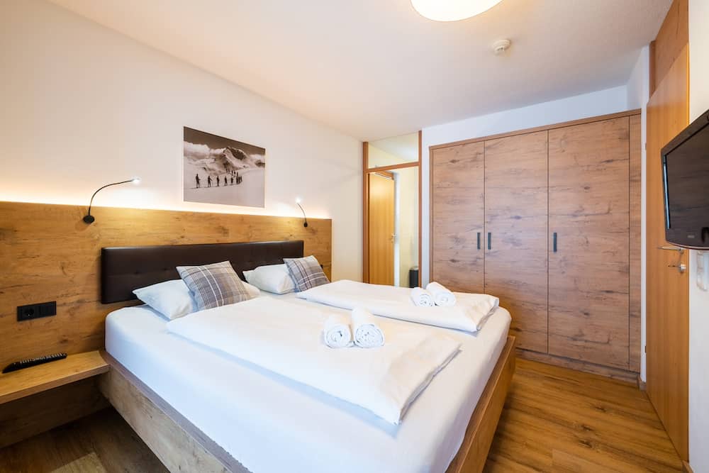 Schlafzimmer vom Landal Brandnertal einem Ferienpark in Österreich