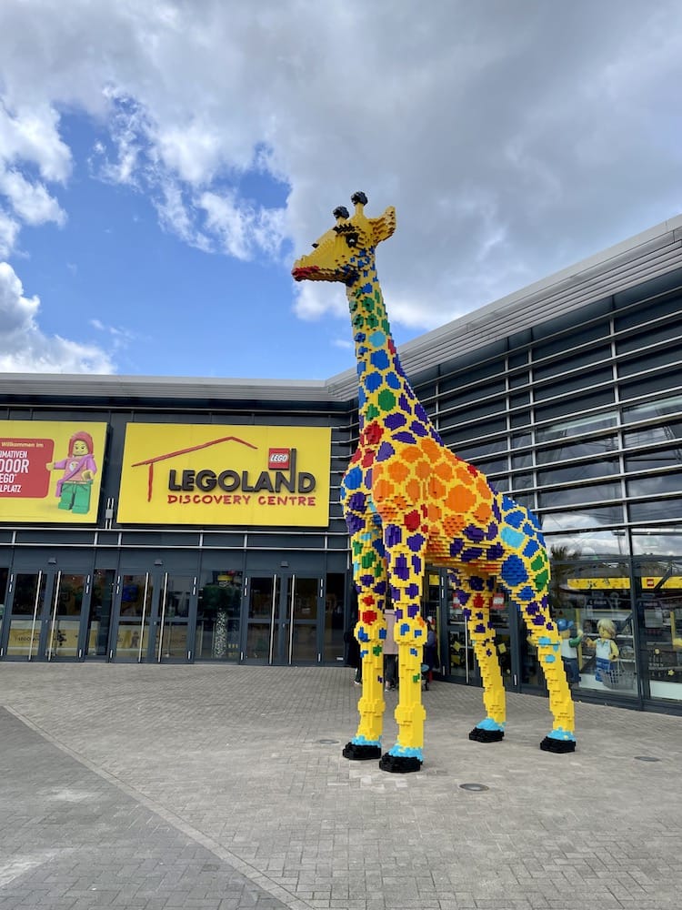 Giraffe am Eingang vom Legoland Discovery Centre Standort Oberhausen