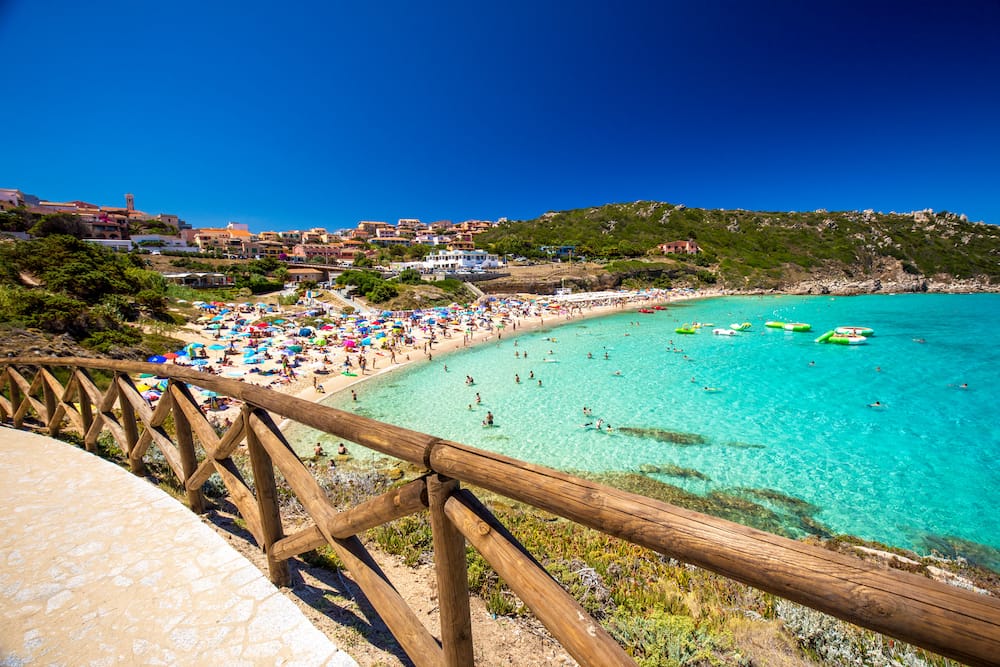 Der Spiaggia di Rena Bianca ist einer der schönsten Strände auf Sardinien für Familien