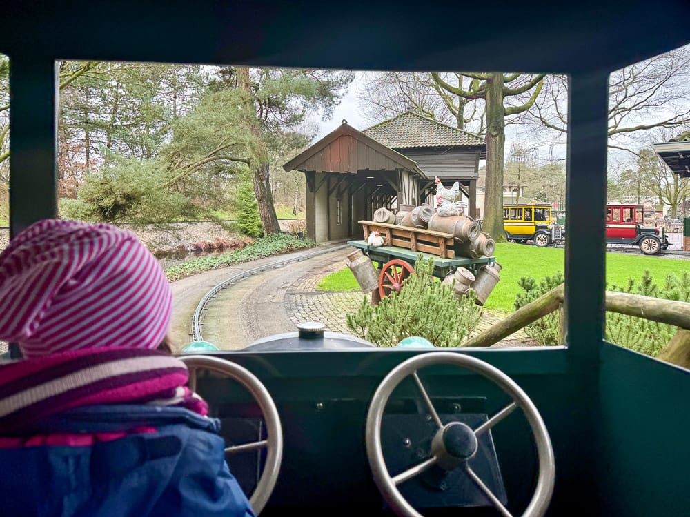 geöffnete Fahrgeschäfte in Efteling im Winter