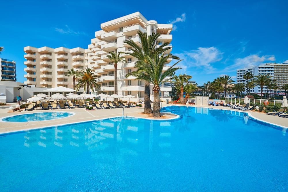 Pool vom Hipotels Mercedes einem Familienhotel in Cala Millor auf Mallorca