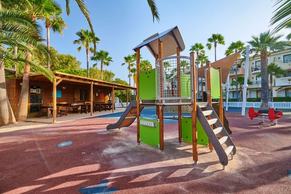 Spielplatz im Hipotels Mediterraneo Club einem Familienhotel auf Mallorca