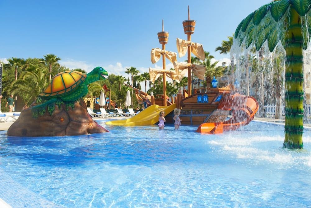 Spielplatz im Hipotels Mediterraneo Club einem Mallorca Familienhotel in Sa Coma