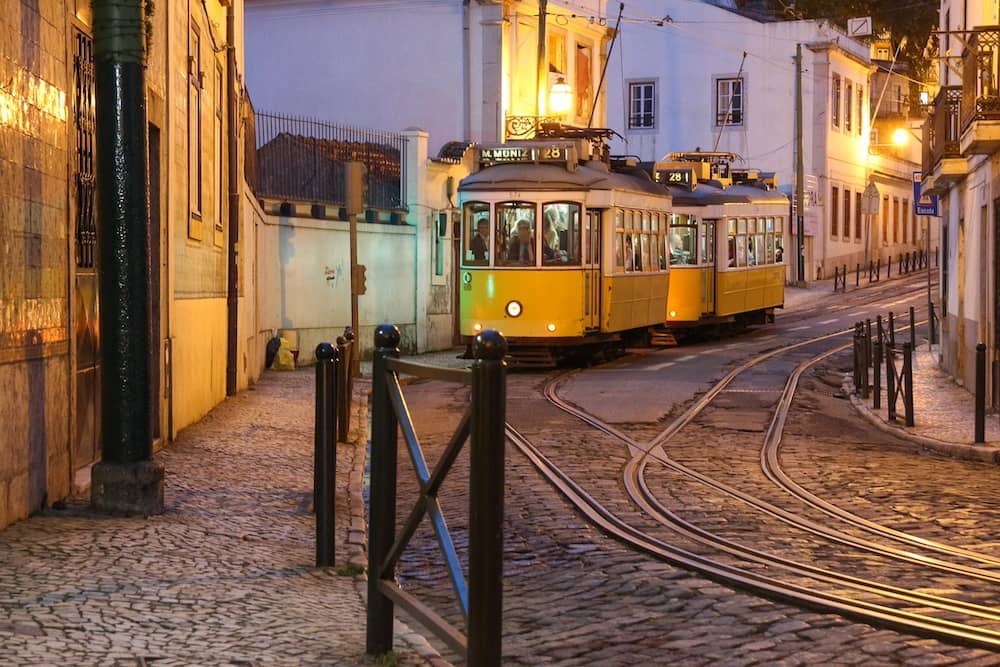 Fahrt mit der Tram 28 durch Lissabon mit Kindern