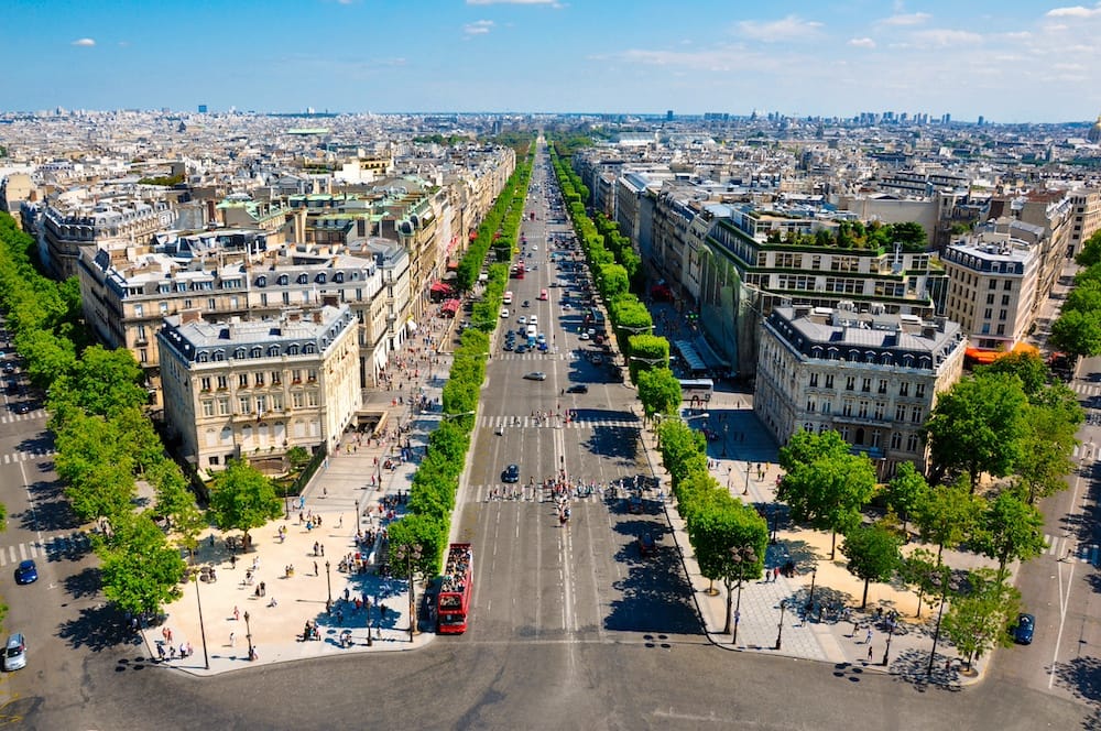 Besuch der Champs-Elysees in Paris mit Teenagern