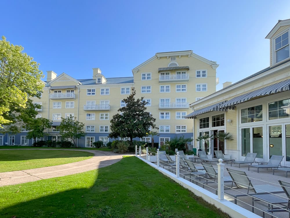 Disneys Newport Bay Club Hotel mit schönem Garten