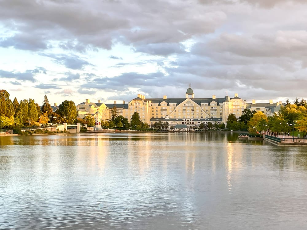 Blick auf das Disneyhotel Newport Bay Club Hotel