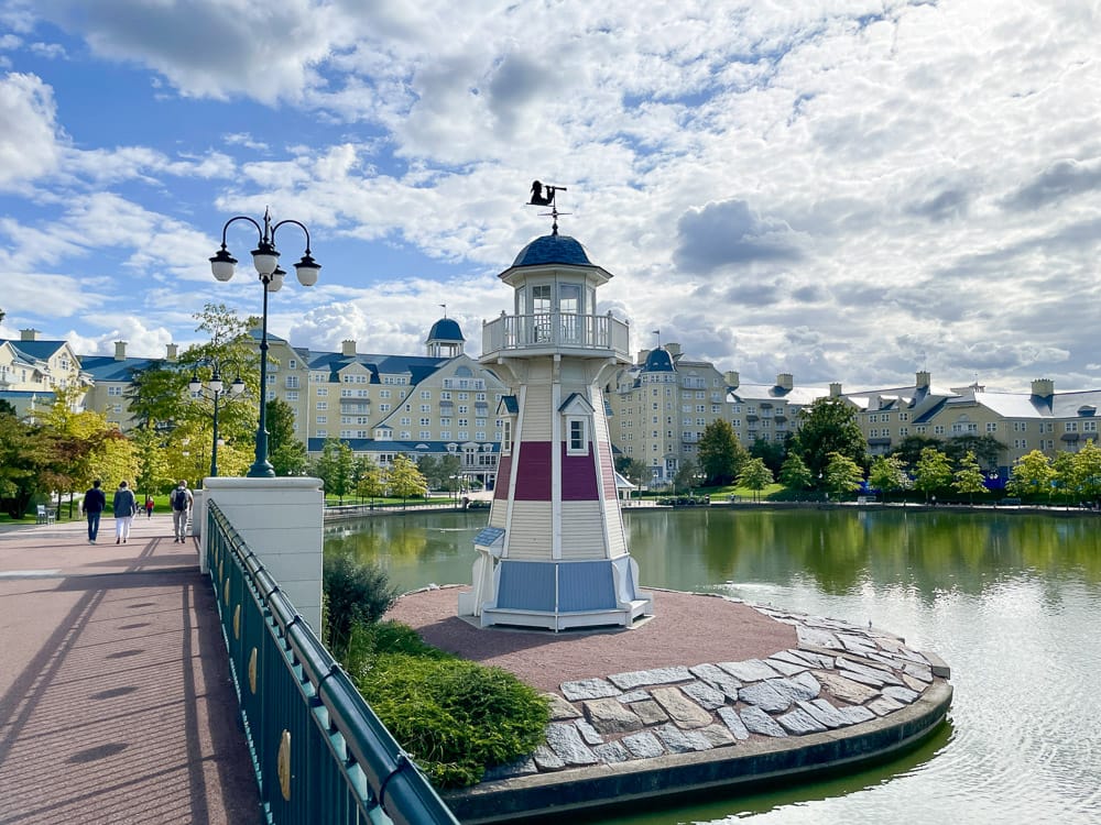 Leuchtturm auf dem Lake Disney vor dem Disney's Newport Bay Club