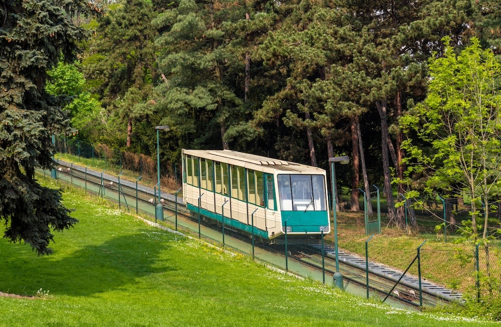 Fahrt mit der Petrin Seilbahn in Prag mit Kindern