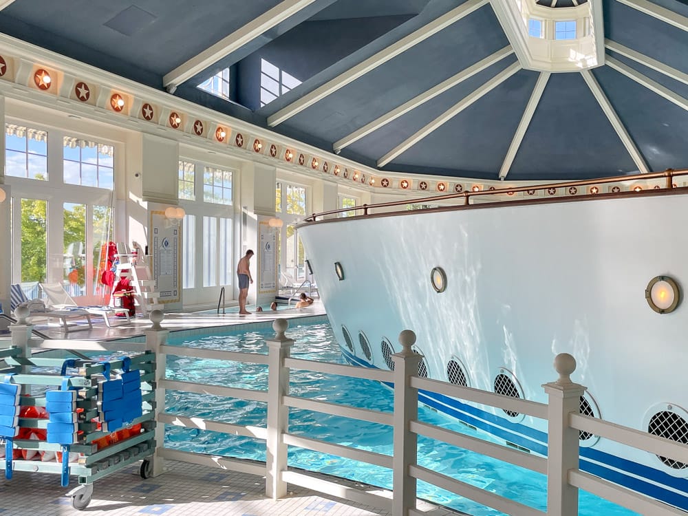 Schwimmbad im Disney Hotel Newport Bay Club