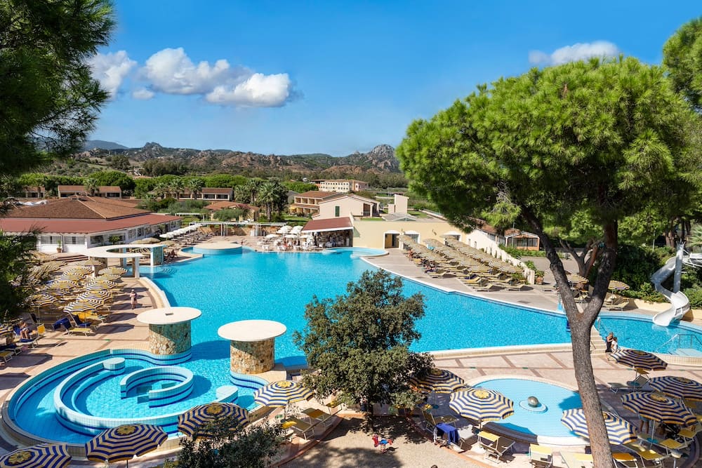 Poollandschaft im Tirreno Resort einem Familienhotel auf Sardinien