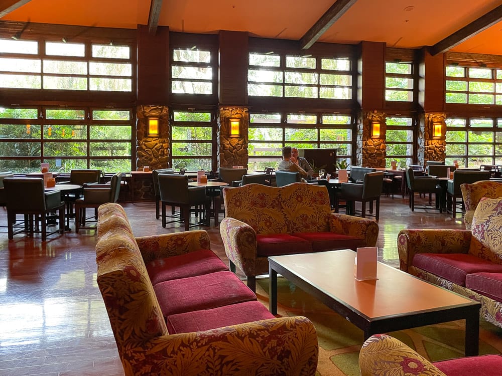 Die gemütliche Redwood Lounge im Disneys Squoia Lodge