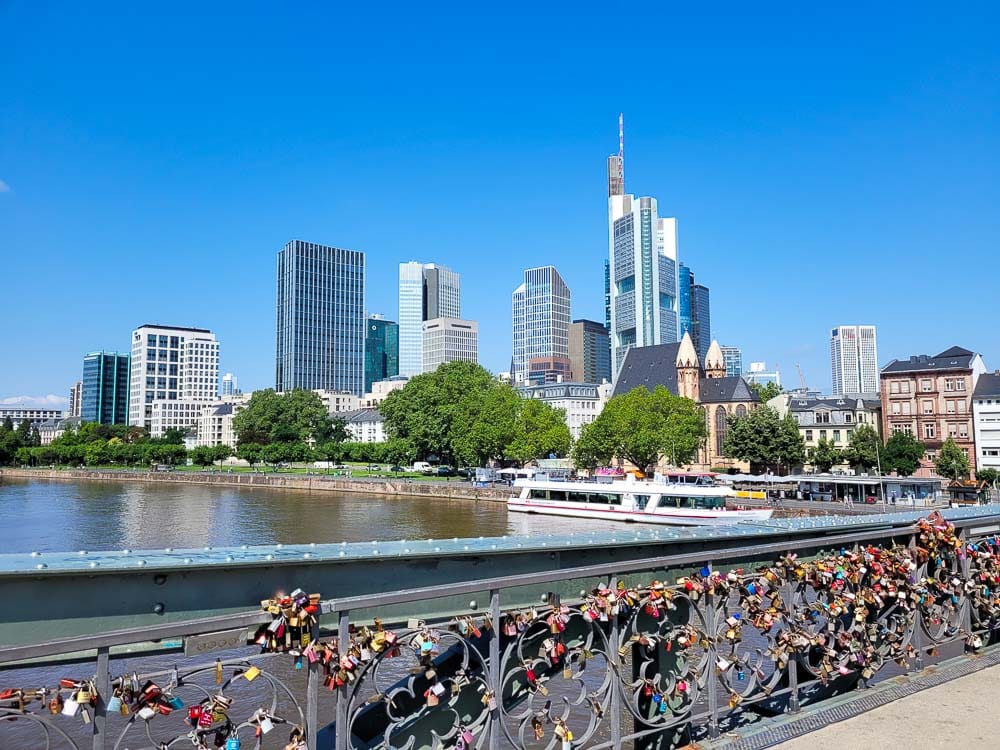 Spaziergang über den Eisernen Steg in Frankfurt mit Kindern