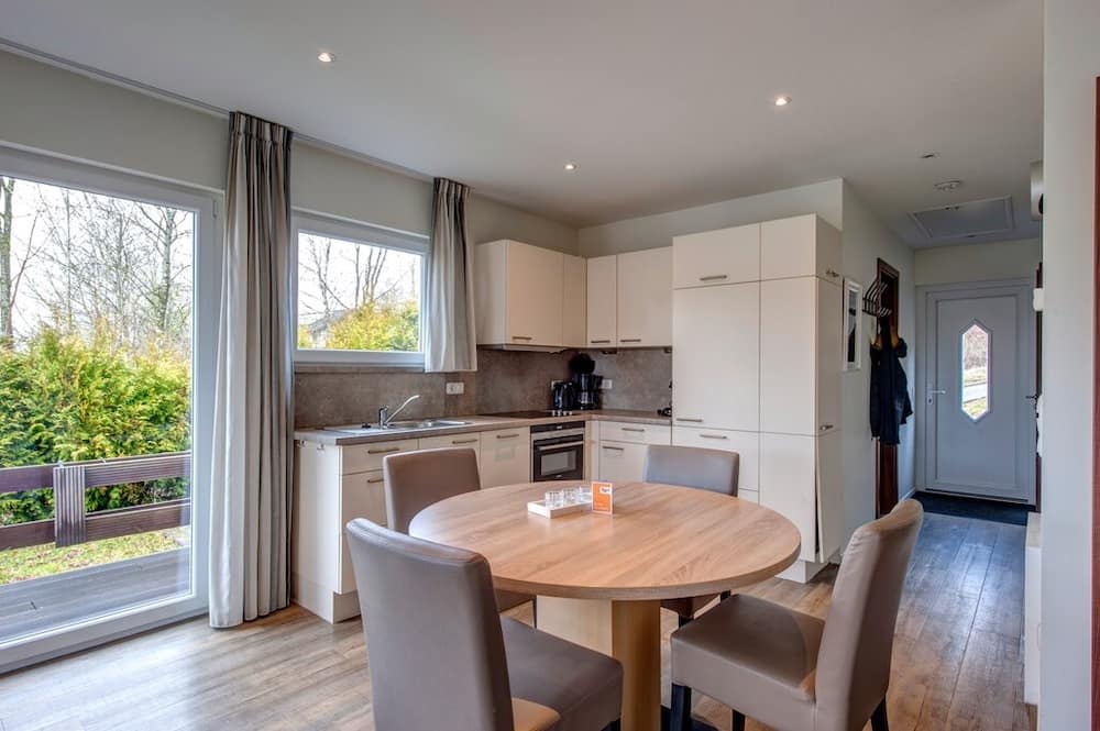 Küche im Roompot Eifelpark Kronenburger See ein Ferienpark in NRW