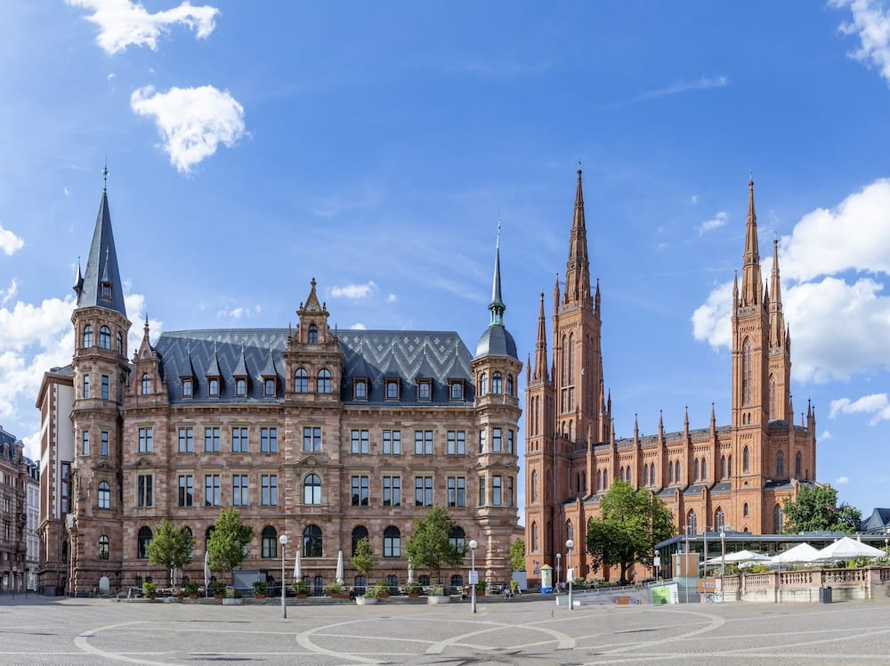 Rathaus und Marktkirche, zwei der TOP Wiesbaden Sehenswürdigkeiten für Kinder