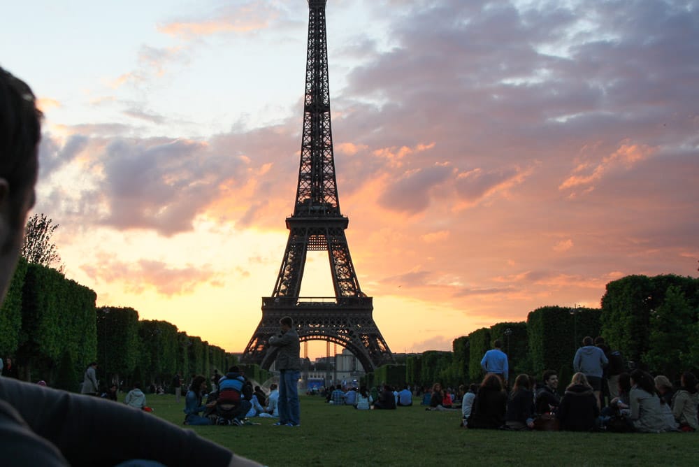 Mit Picknick am Champ de Mars Paris kostenlos erleben