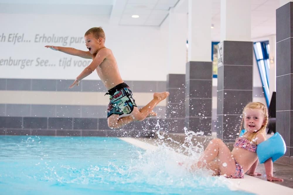 Schwimmbad im Roompot Eifelpark Kronenburger See