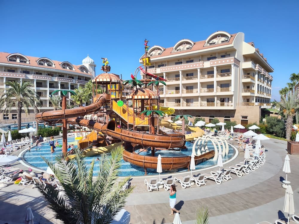 Pool vom Kirman Belazur Resort ein tolles Familienhotel in der Türkei